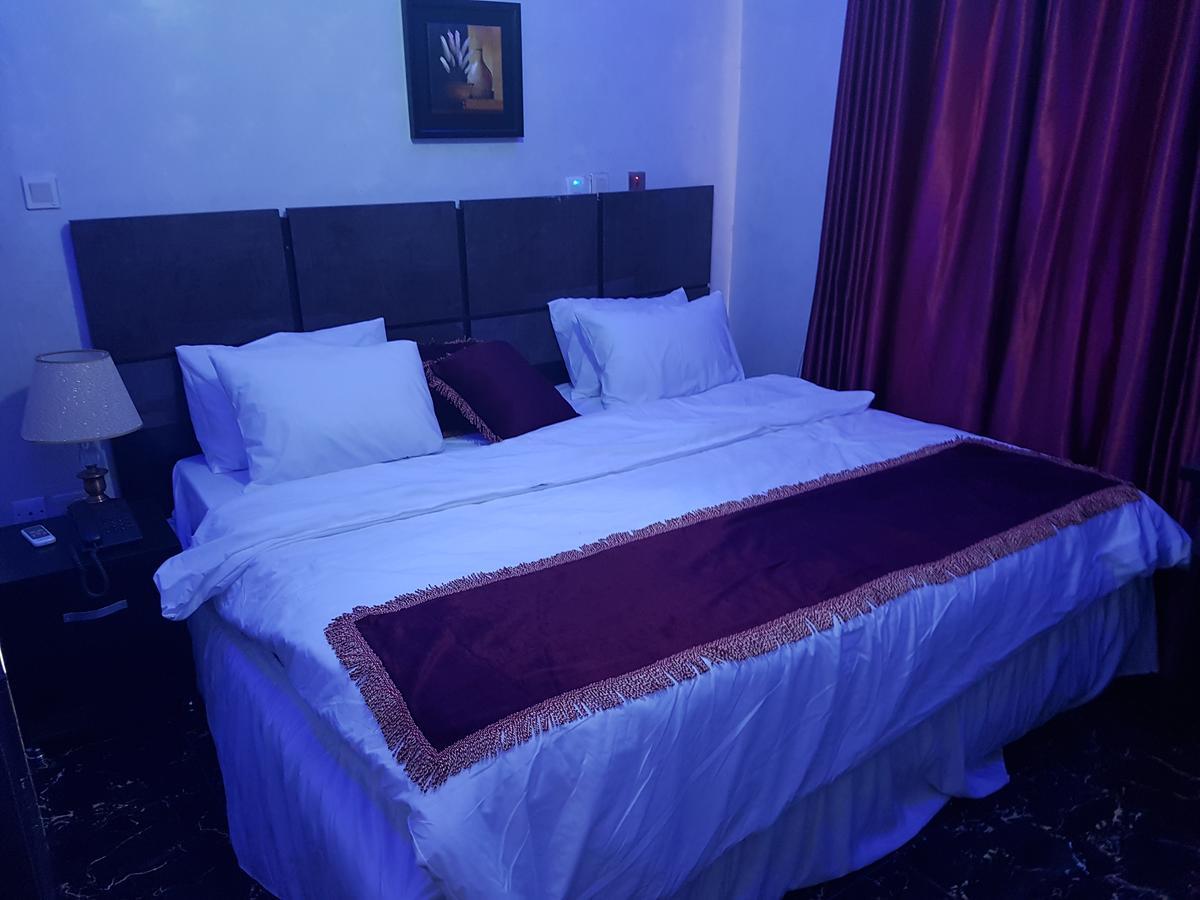The Resident Hotel Owerri Bagian luar foto