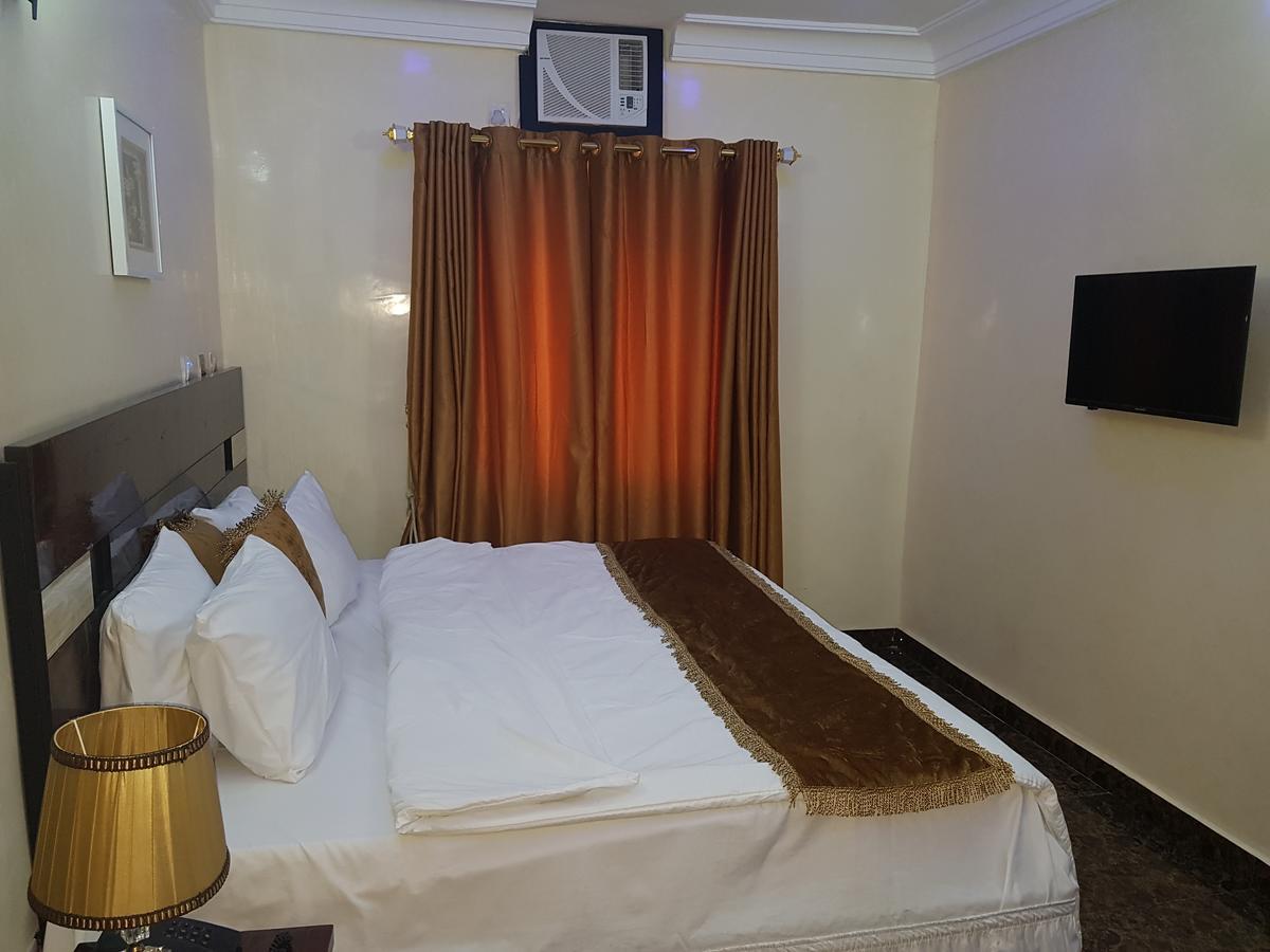 The Resident Hotel Owerri Bagian luar foto